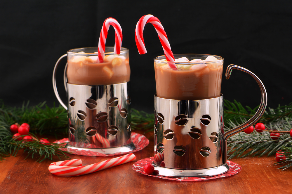 Sottobicchieri natalizi, come decorarli con il decoupage per una tavola allegra