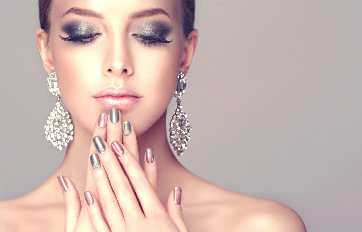 Make-up Capodanno 2018: lo smokey eyes argentato per essere perfette