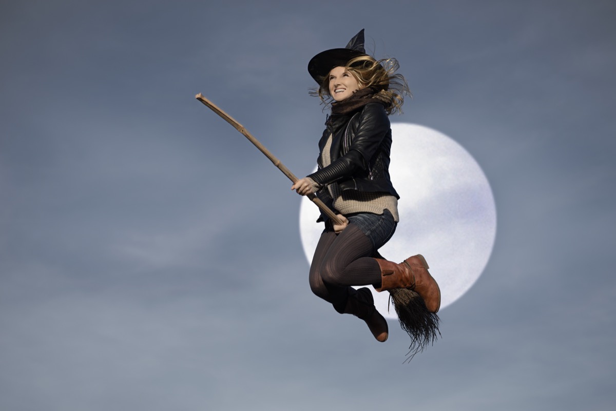 Befana: gli auguri spiritosi da mandare alle amiche sul cellulare
