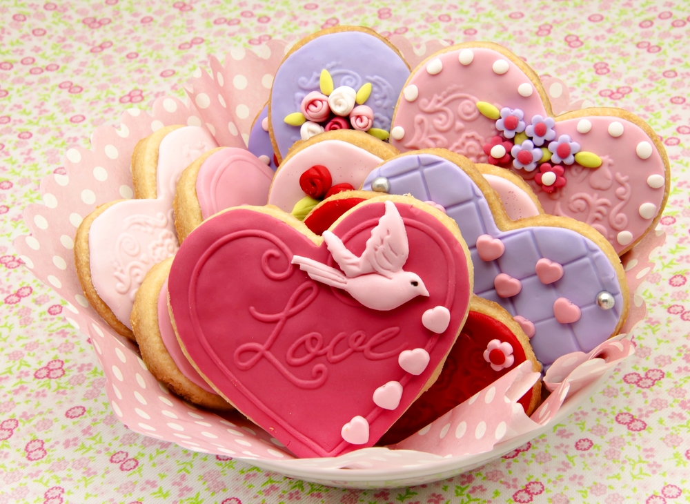 Biscotti a forma di cuore, le decorazioni più romantiche con pasta di zucchero e ghiaccia reale