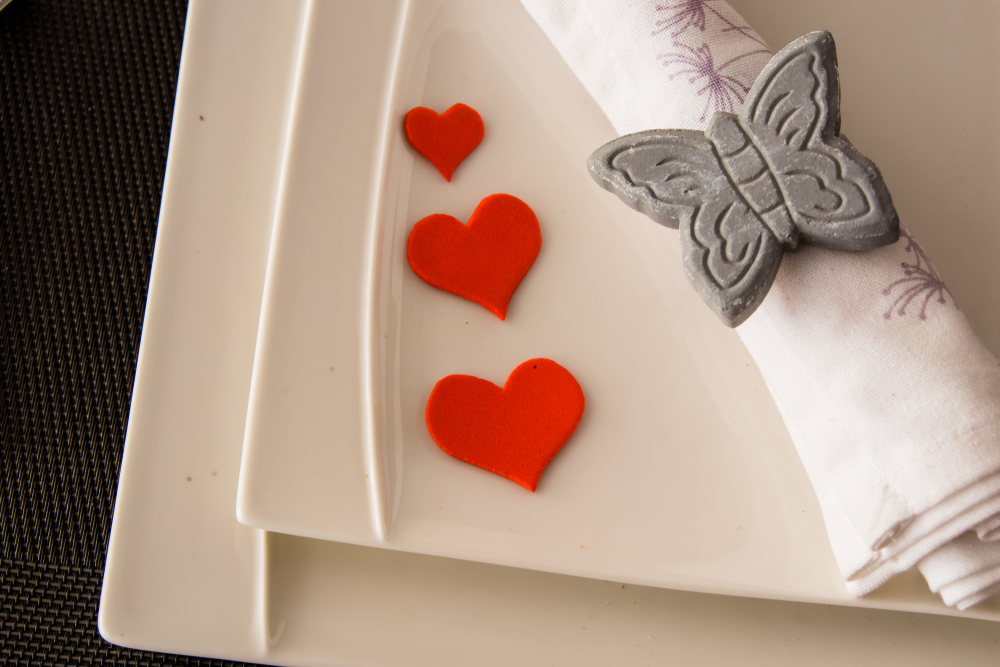 Come decorare la tavola di San Valentino in maniera romantica
