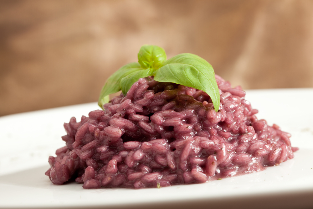 Risotto al vino rosso e gorgonzola, la ricetta gustosa
