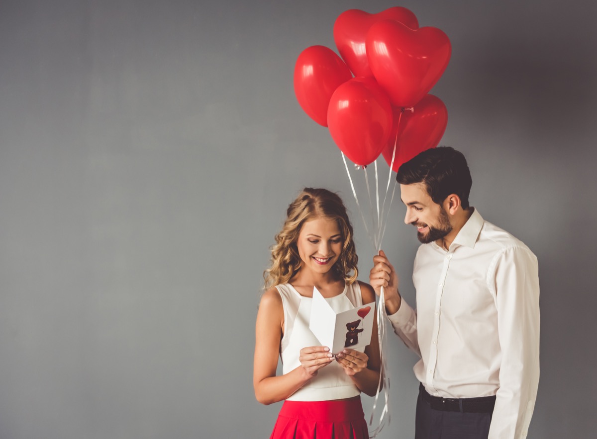Auguri di San Valentino divertenti: le frasi d'amore scherzose per far sorridere chi amiamo