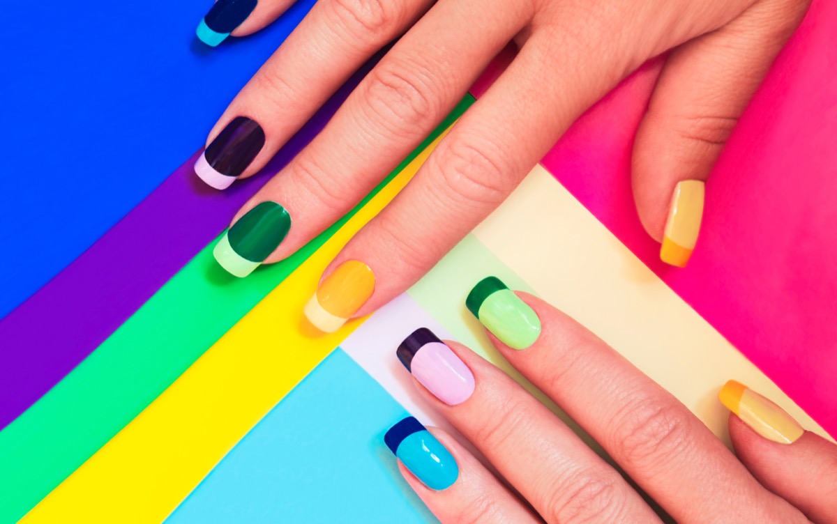 Nail art semplici e belle: come usare il nastro adesivo per le decorazioni