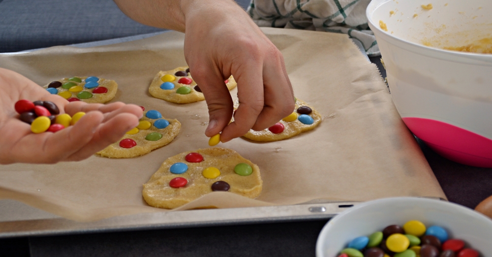Biscotti di Carnevale per bambini: la ricetta facile con gli smarties