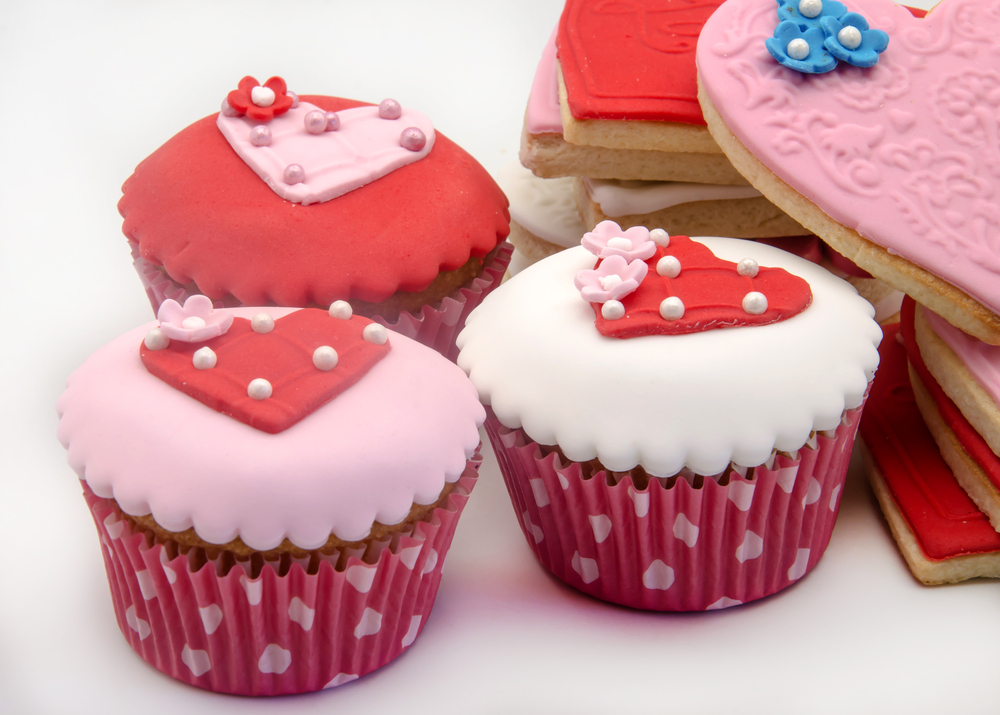 Cupcake romantici, le decorazioni in pasta di zucchero più belle per San Valentino