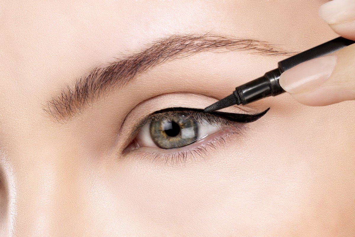 Come mettere l'eyeliner a matita o a penna senza sbavature