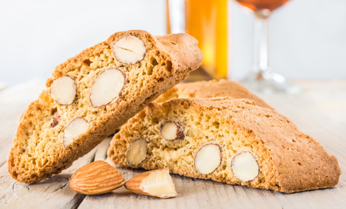 Cantuccini fatti in casa: la ricetta originale toscana