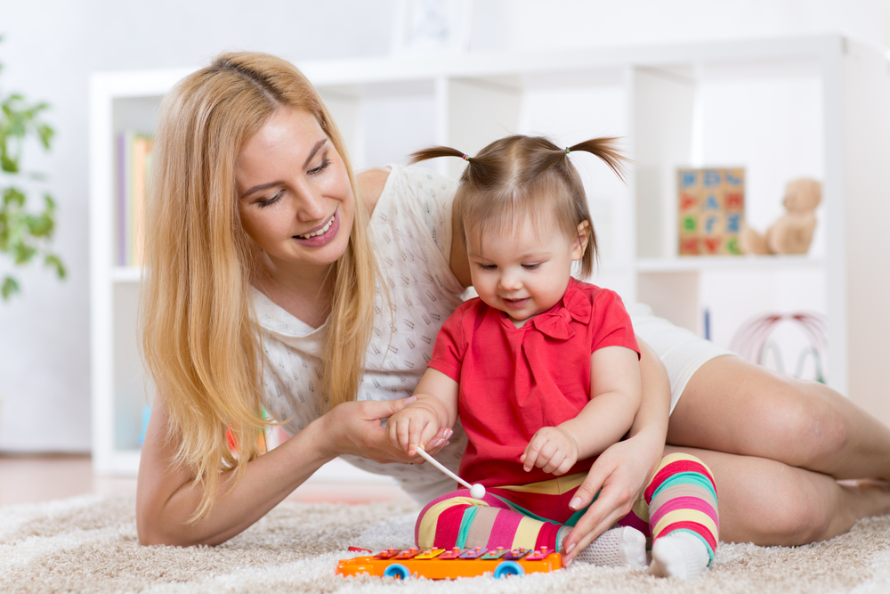 Nonni o babysitter, pro e contro di questa difficile scelta