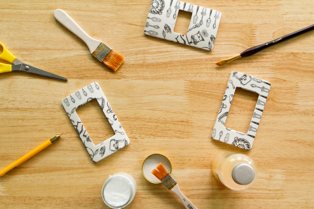 Decorare le placche degli interruttori, come renderle originali con il decoupage