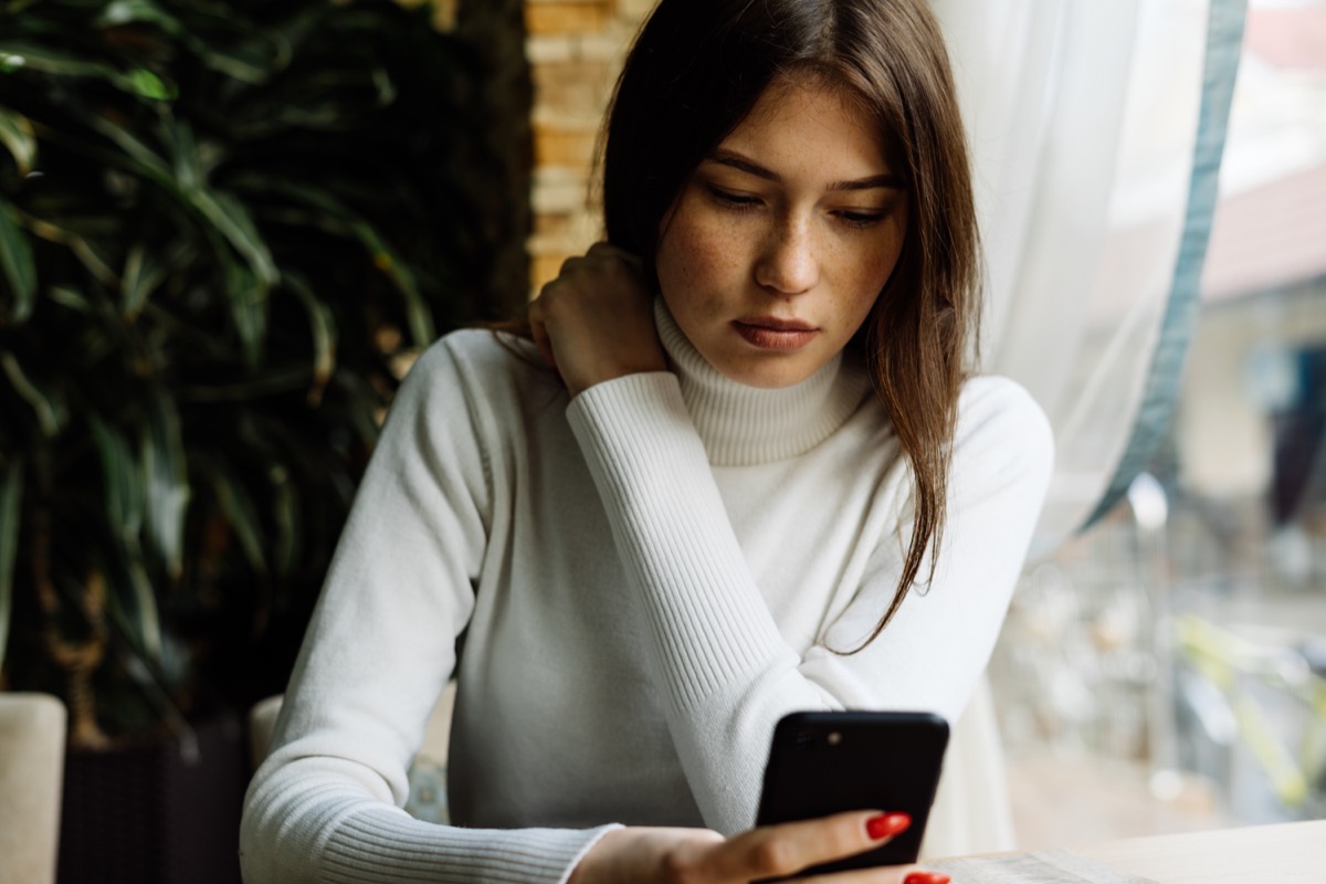 Come affrontare un'amica che non risponde ai messaggi e non ti cerca