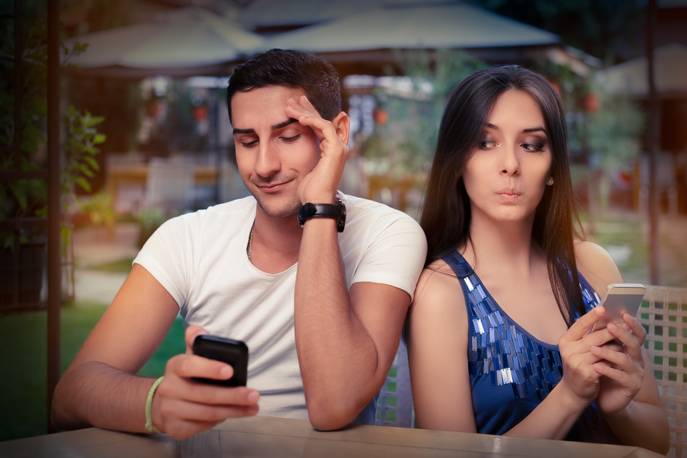 Tradimento online: esistono davvero i micro-tradimenti?