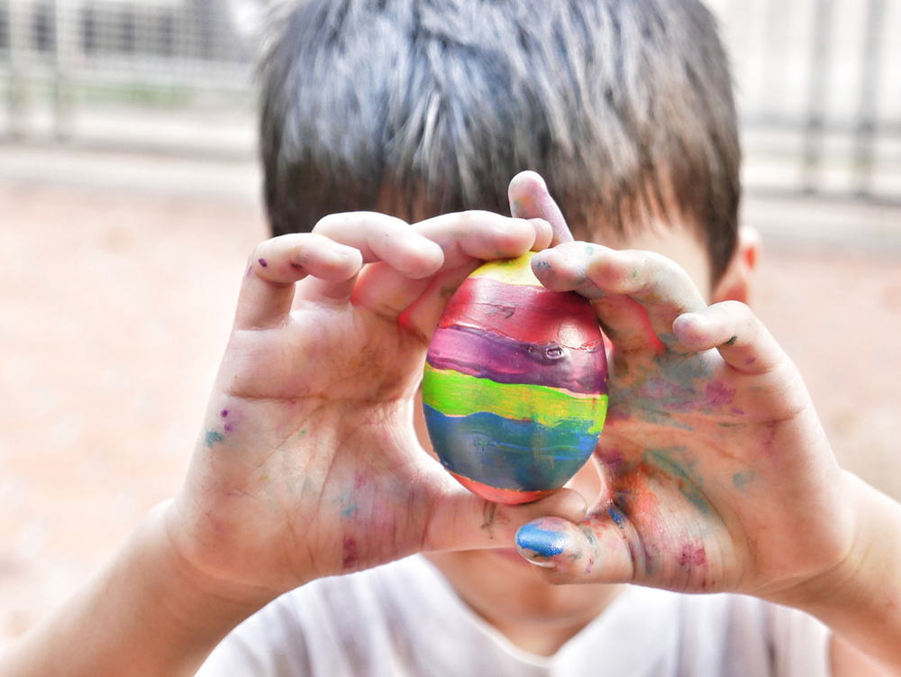 Come colorare le uova a Pasqua con i bambini