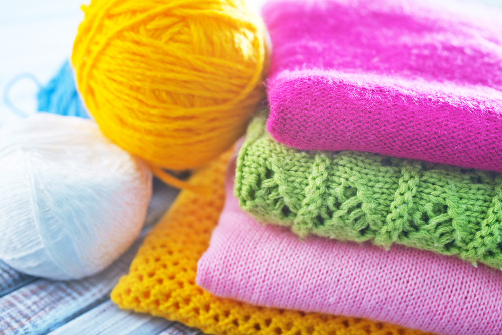 Riciclo creativo di vestiti invernali, le idee per look e accessori particolari