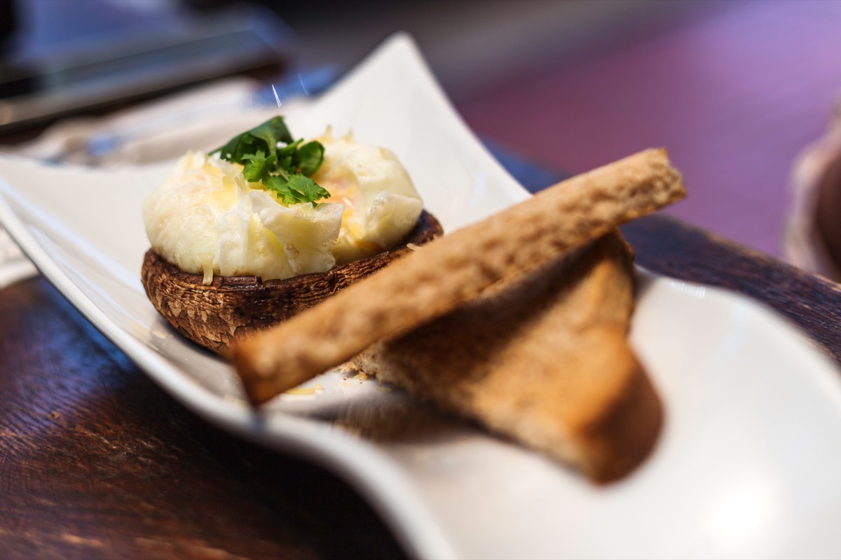 Uovo in camicia fritto, la ricetta di un classico della colazione inglese