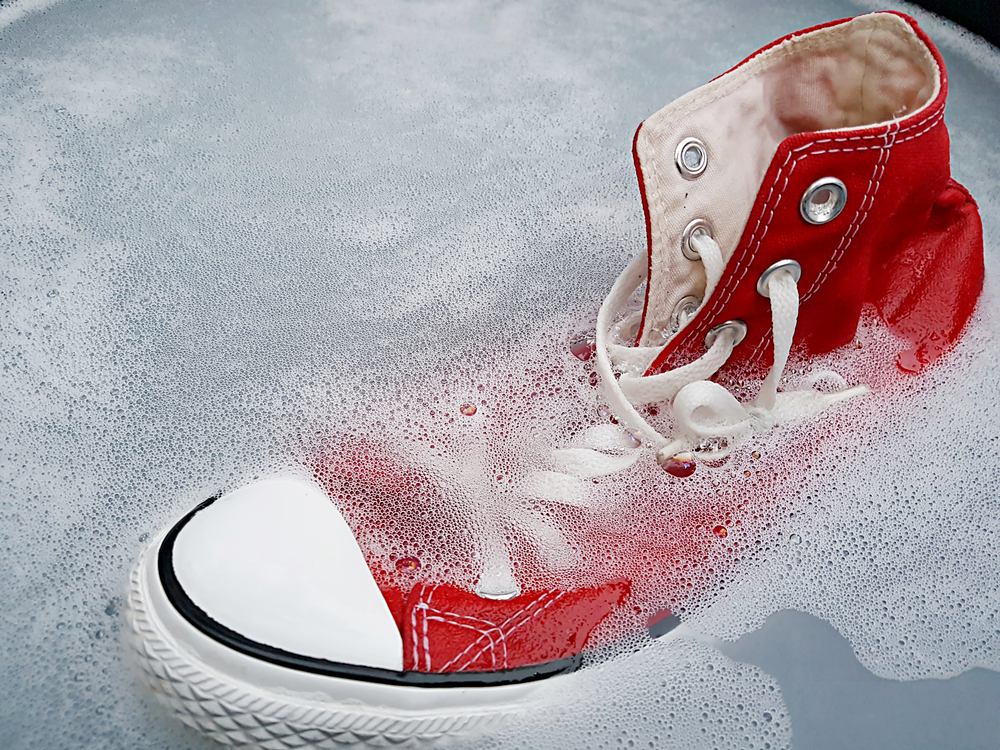 Come lavare le scarpe di tela per vederle come nuove