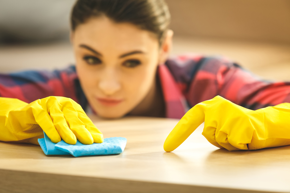 Macchie di colla vinilica, come toglierle con facilità