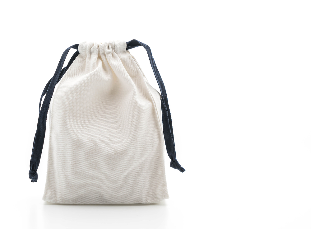 Come fare un sacchetto di stoffa milleusi con una vecchia t-shirt