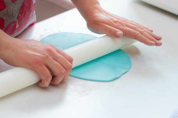 Come stendere la pasta di zucchero con facilità