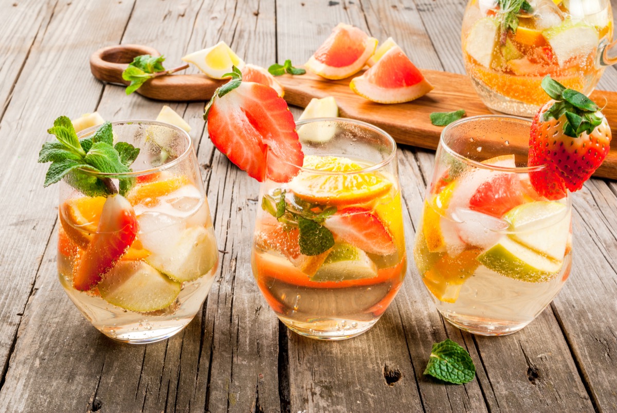 Sangria bianca catalana: la ricetta con prosecco per un aperitivo frizzante