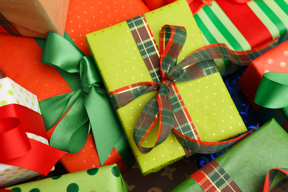 Come fare fiocchi per decorare con nastro o carta: 4 metodi facili