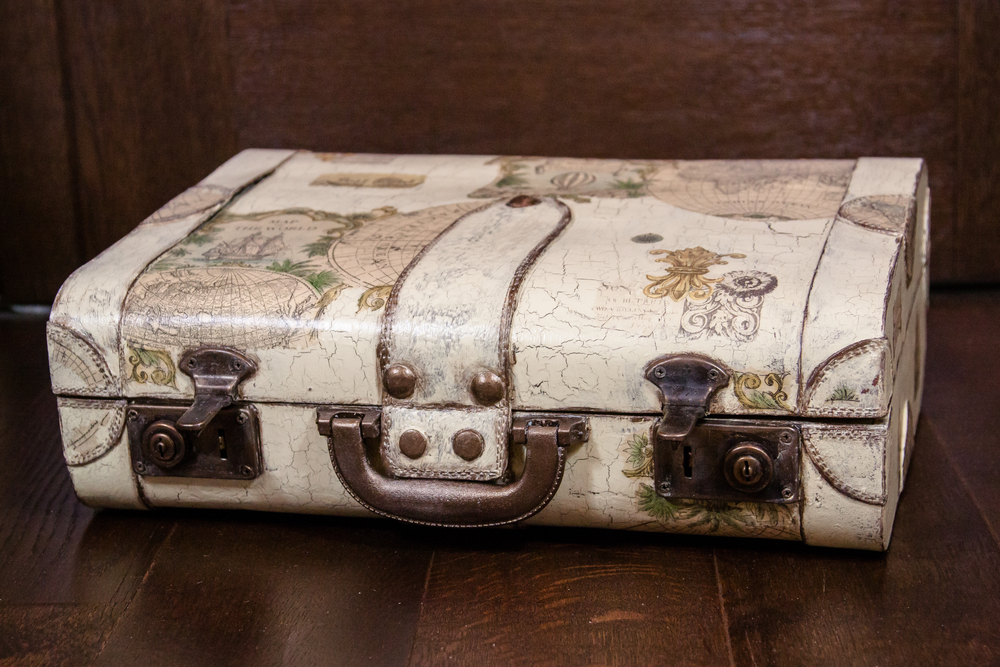 decorare-vecchia-valigia-decoupage_4.jpg