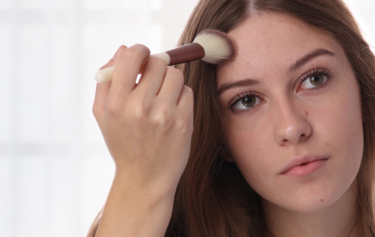 Come nascondere i brufoli e i punti neri con il trucco in modo veloce