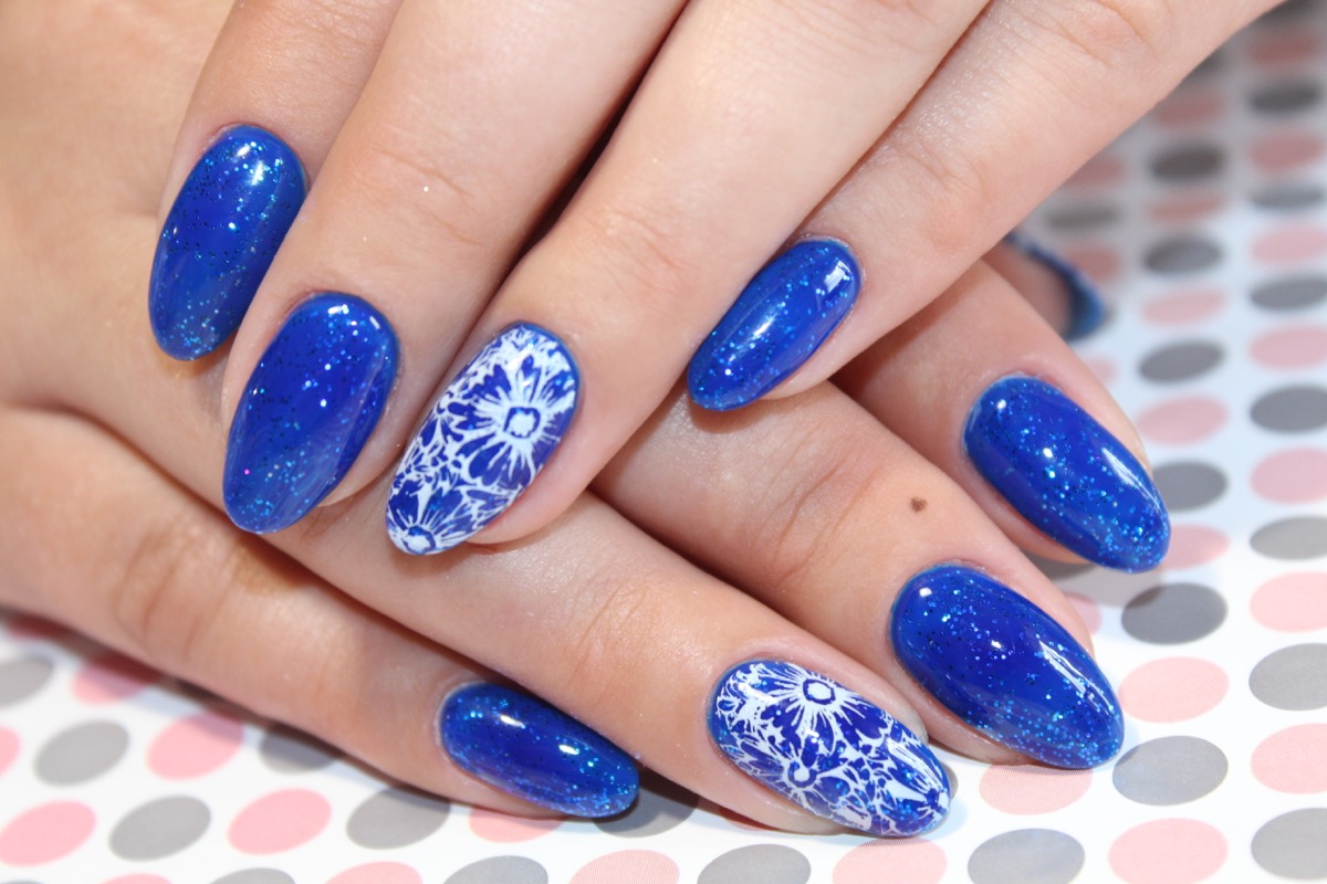 Nail-art-blu-elettrico-estate-3_0.jpg