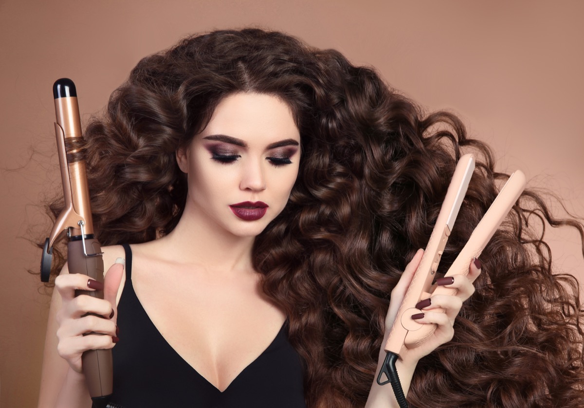 Capelli mossi con la piastra: il video tutorial facile da seguire