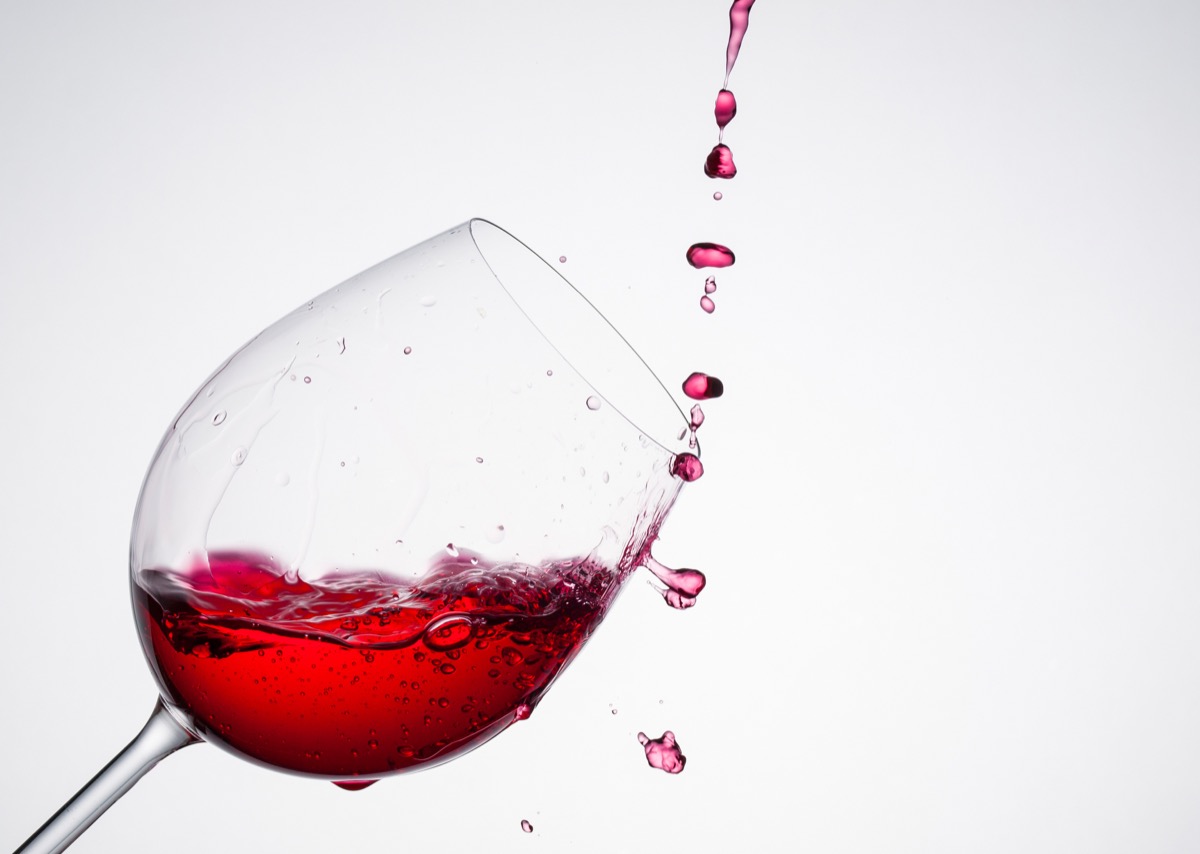 Macchie di vino rosso sul muro: come toglierle senza lasciare aloni