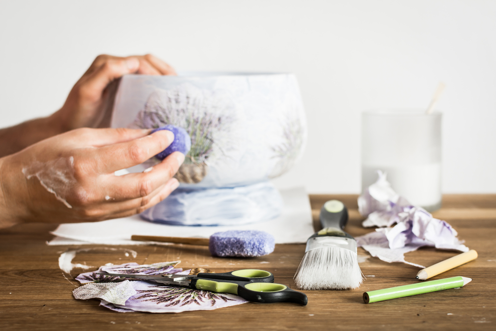 Decoupage su plastica, come trasformare gli oggetti con le decorazioni