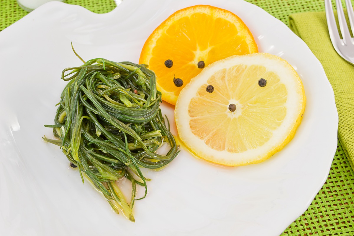 Come si cucinano gli agretti all'agro per un contorno facile e veloce