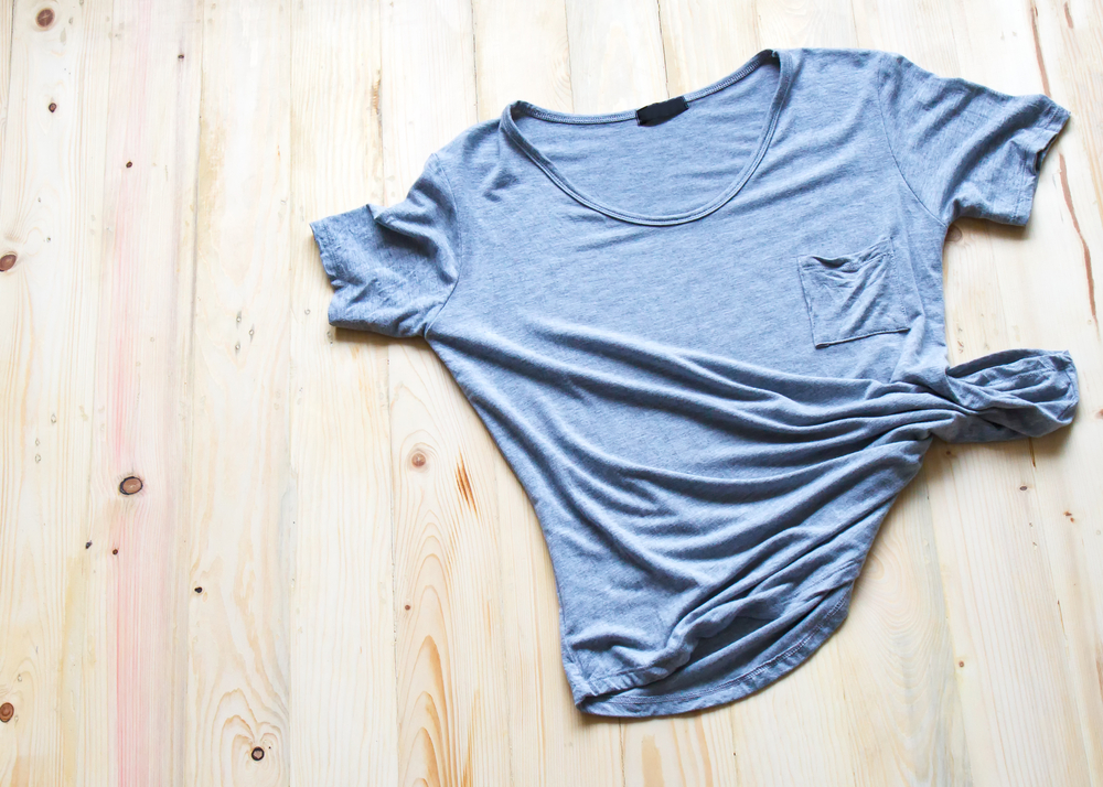 Borsa da spiaggia fai da te con il riciclo creativo di una t-shirt