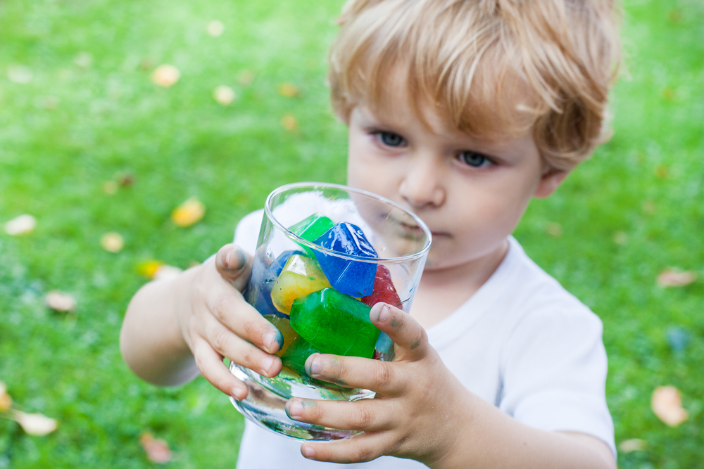 Come dipingere con i cubetti di ghiaccio e divertirsi con i bambini
