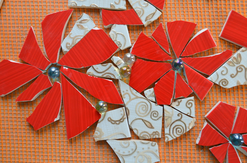 Riciclare i pezzi di ceramica per fare degli splendidi mosaici