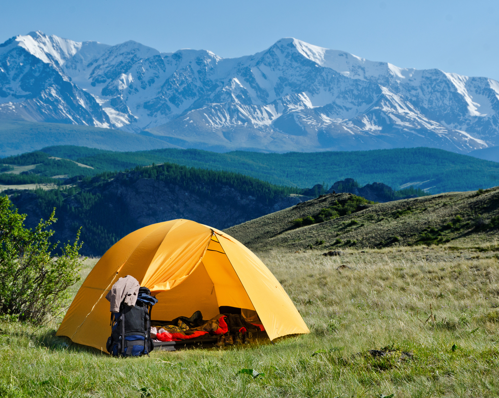 Vacanze in tenda, cosa non deve mancare nella tua valigia