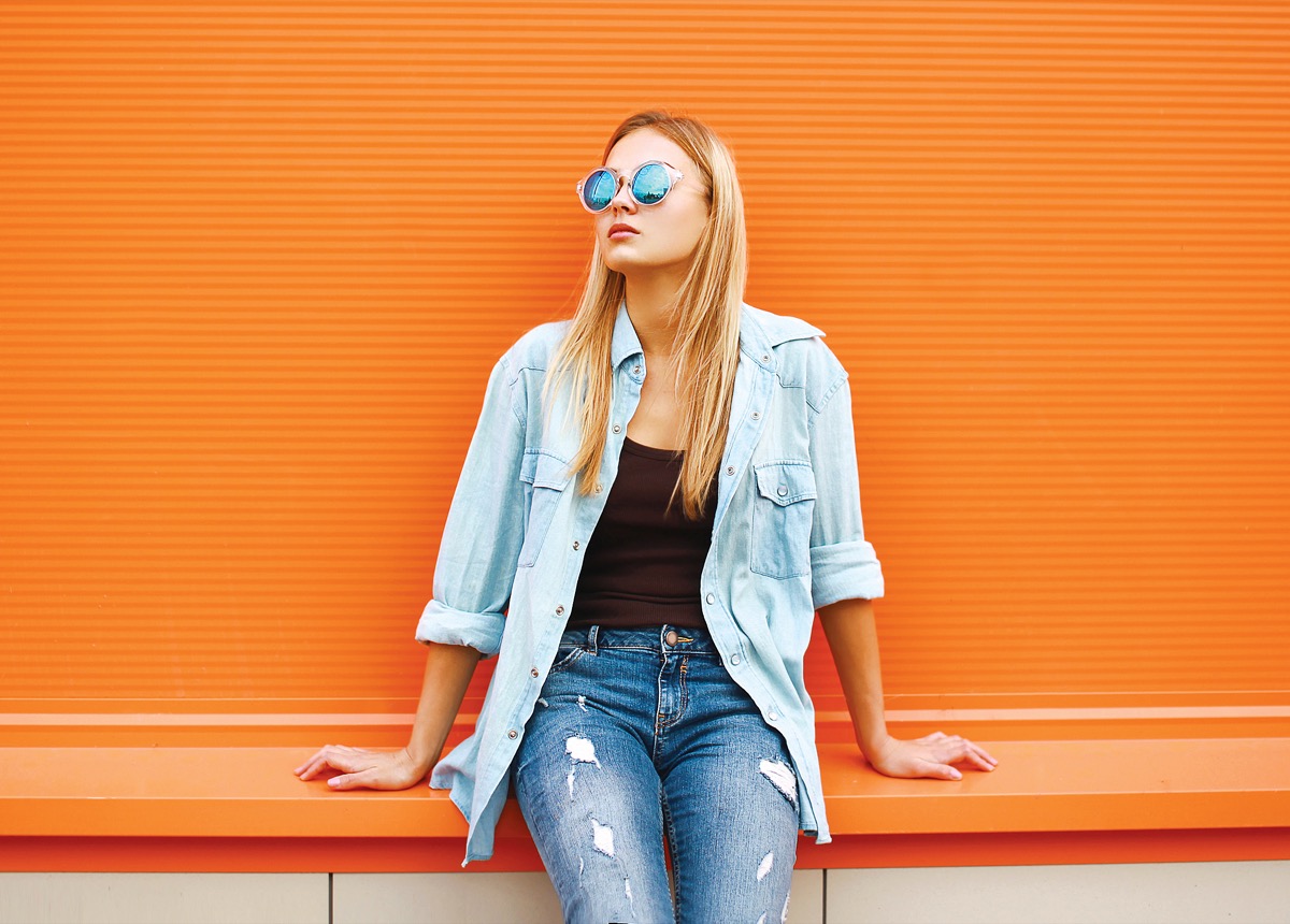 Come indossare la camicia di jeans per un look fresco ed estivo