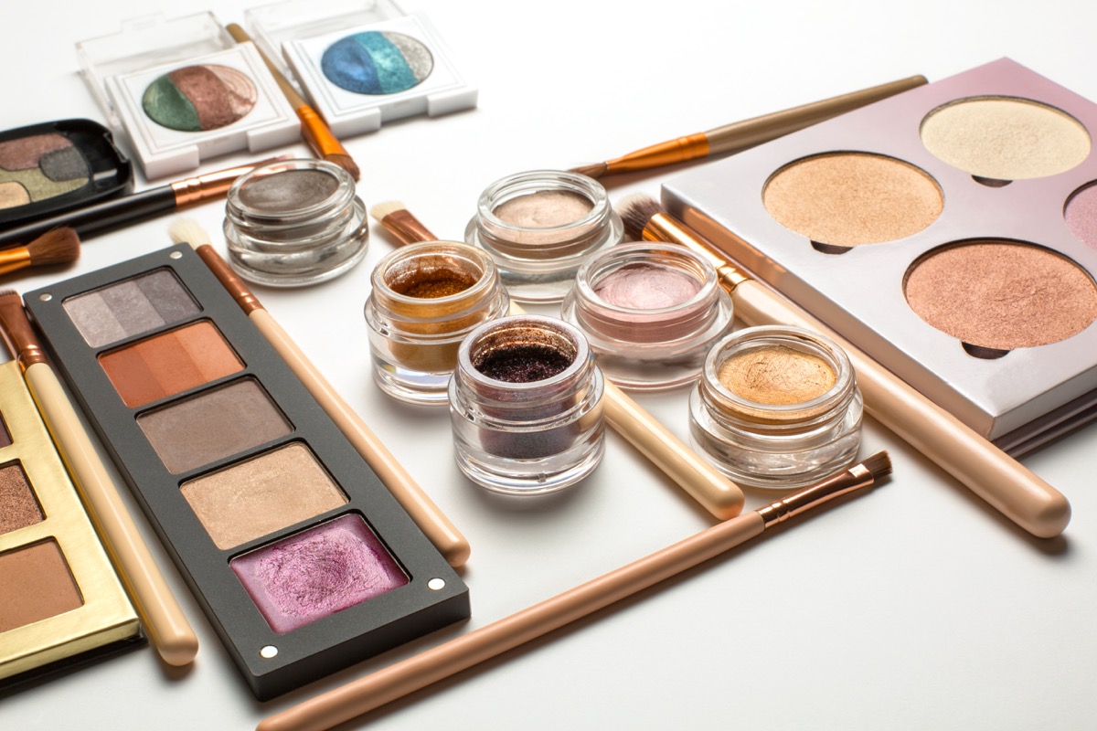 Come usare gli ombretti perlati al posto dell'illuminante nel trucco
