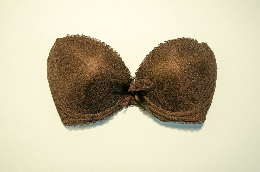 Reggiseno invisibile fai da te, le soluzioni per i vestiti scollati