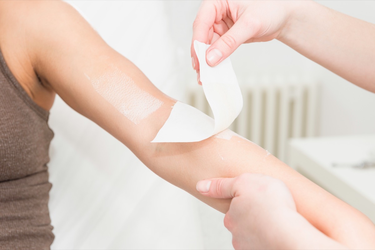 Come depilare le braccia senza ceretta a caldo se si ha la pelle sensibile