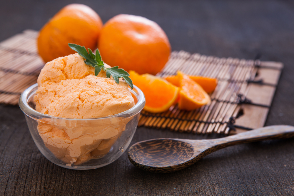 Gelato all’arancia con pezzetti di cioccolato fondente