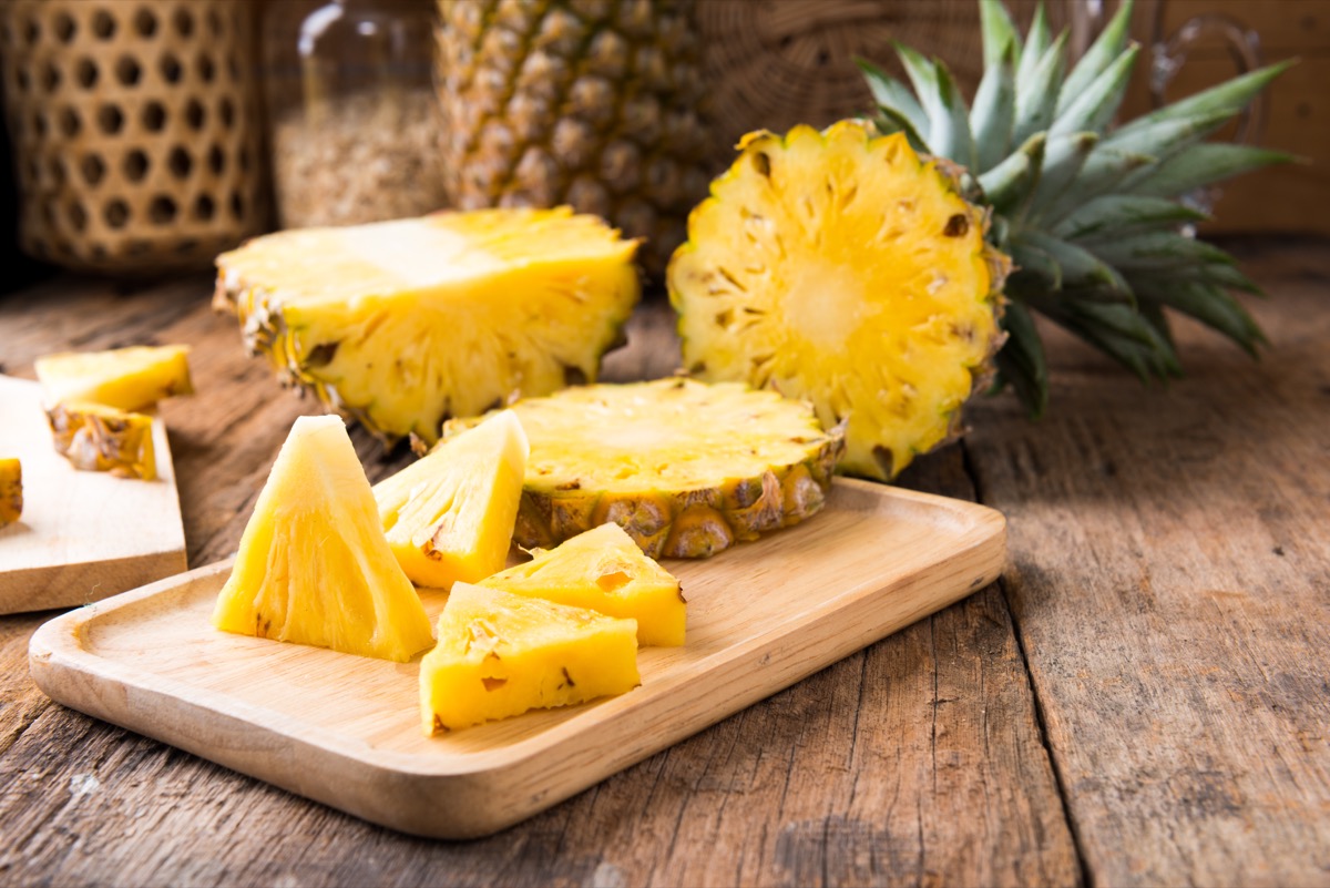 Come si taglia l'ananas: il video con i passaggi spiegati