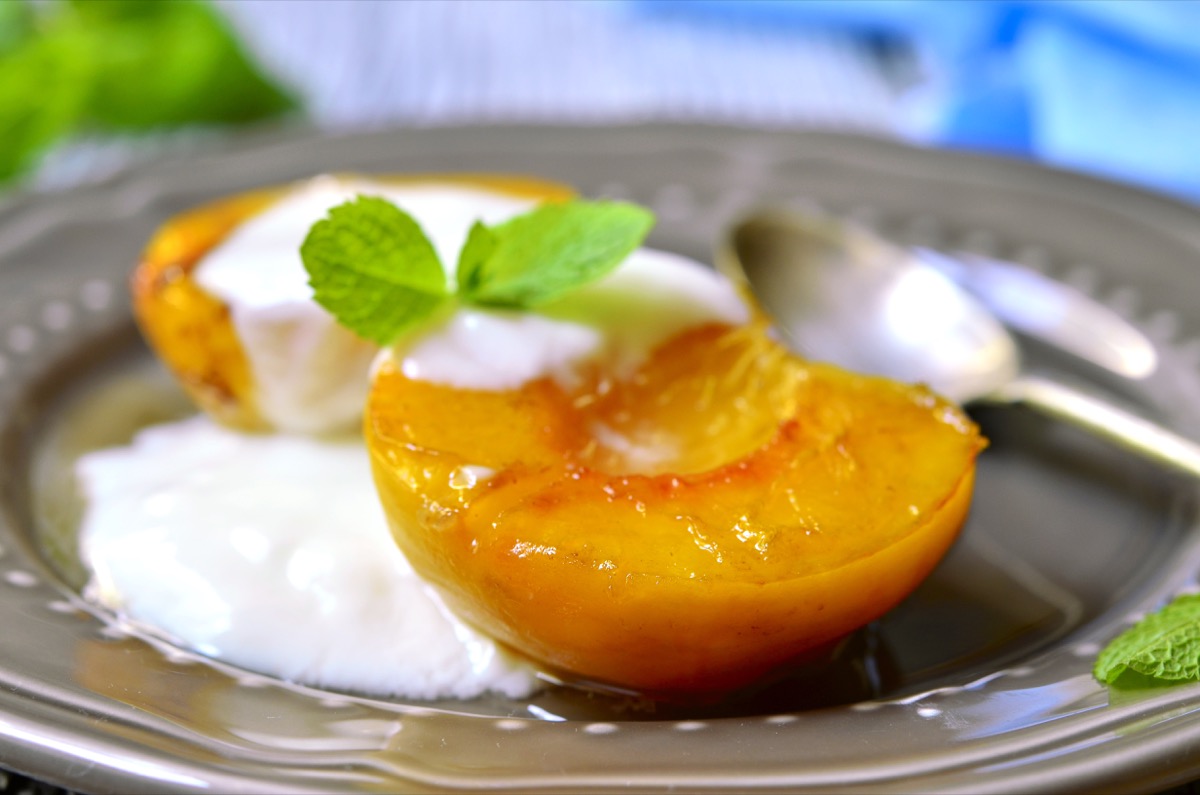 Pesche caramellate: come farle in padella in modo facile e veloce