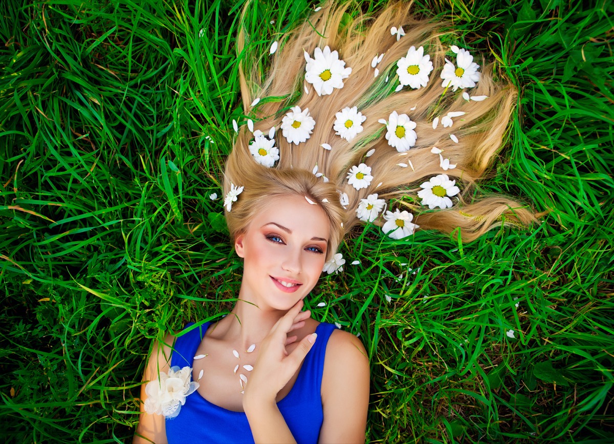 Come schiarire i capelli col limone o la camomilla in modo semplice e naturale