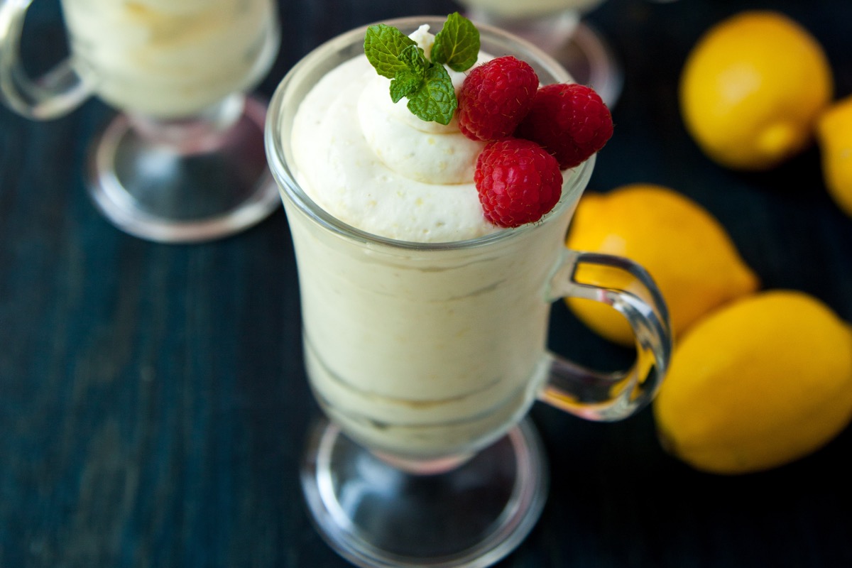 Crema fredda al limone: la ricetta originale e quella light senza panna