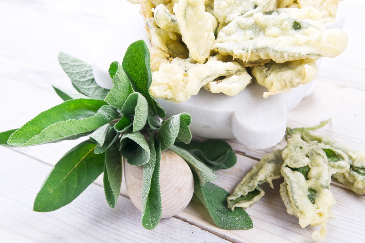 Salvia fritta in pastella: come farla in modo facile e veloce