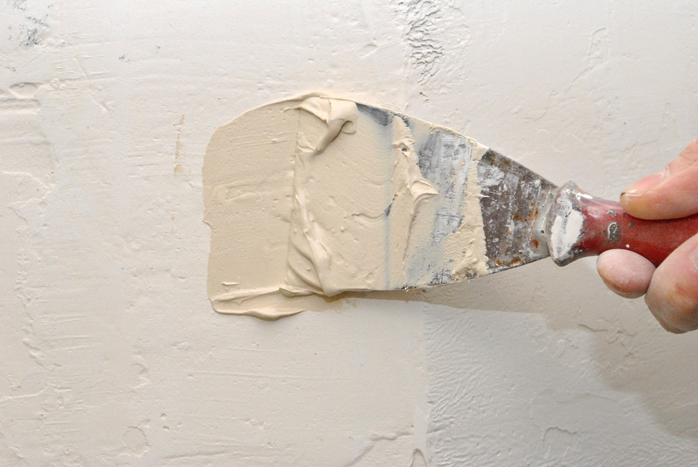 Chiudere un buco nel muro, come fare la riparazione