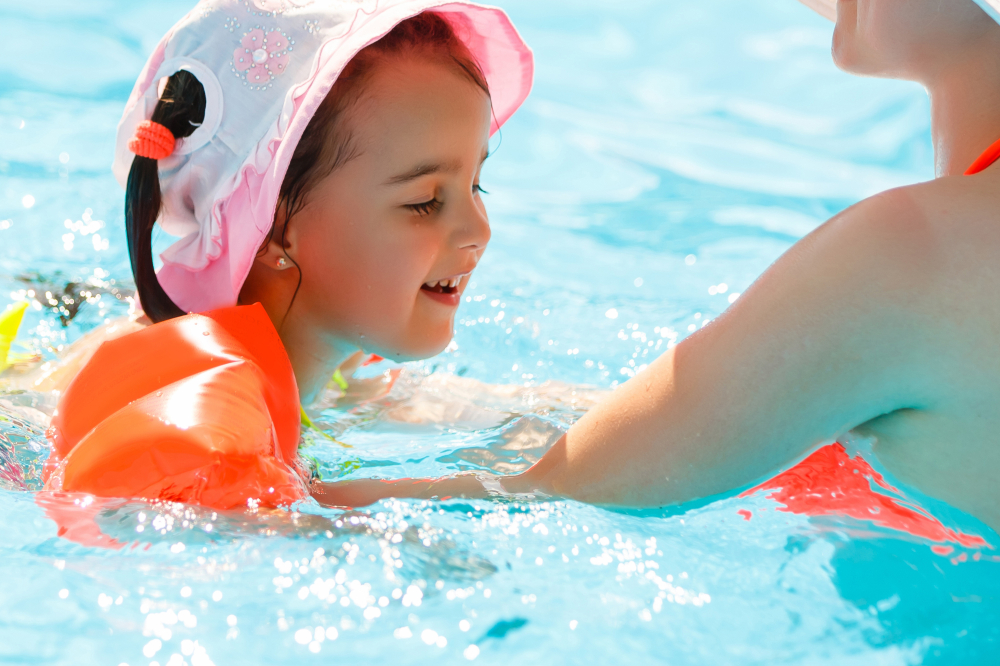 Come insegnare a un bambino a nuotare per godersi il mare con lui