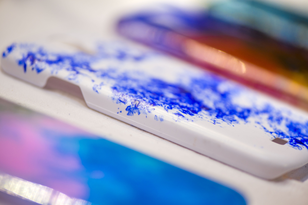 Cover fai da te con smalto per cellulare: idea creativa da riprodurre facilmente