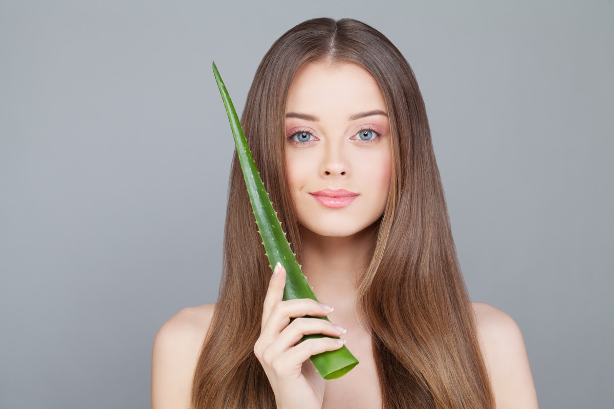 Come usare l'aloe vera per rinforzare i capelli e renderli più belli